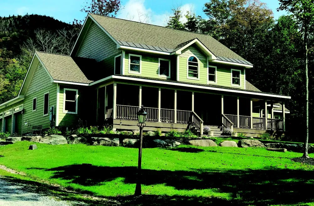 Licensed shingle roofing service experts serving Lake Ariel, PA - Midrise Construction