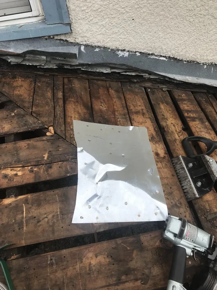 Slide of MKR Roofign construcción