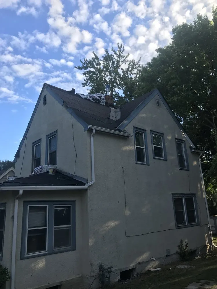 Slide of MKR Roofign construcción