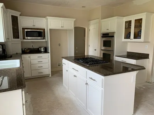 M&M Quality Construction & Roofing Logo