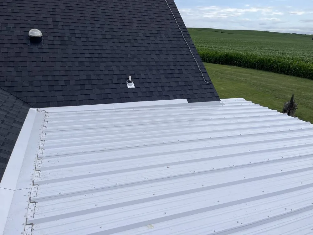 Licensed roof replacement experts serving Elk Horn, IA - Modern Roofing