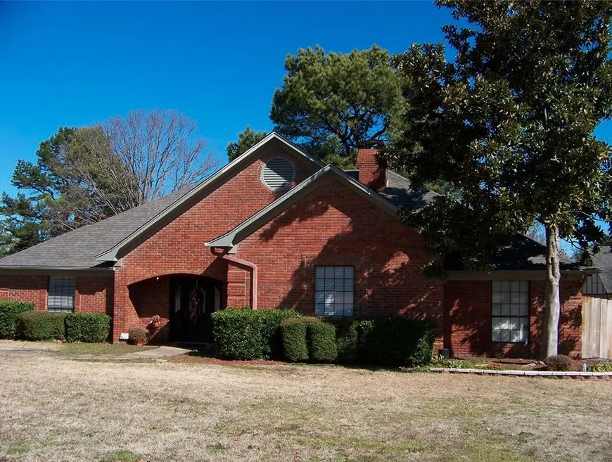 Emergency shingle roofing service for residential properties in Maud, TX by Modern Roofing