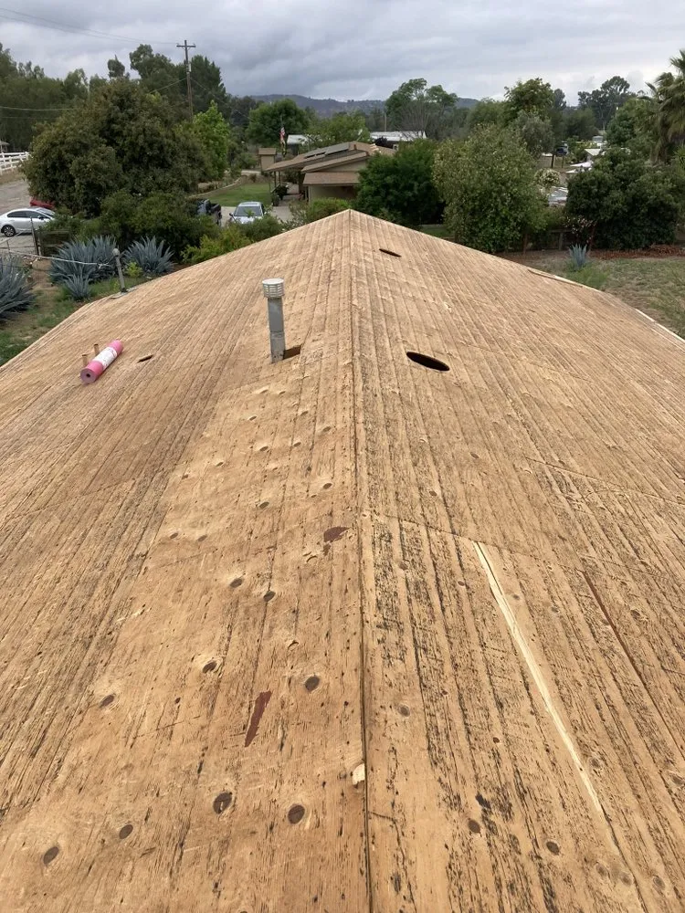 Slide of Mo's Professional Roofing