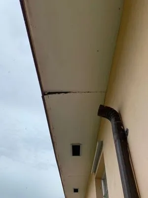 MR CHOW ROOF SERVICES & REPAIR Logo