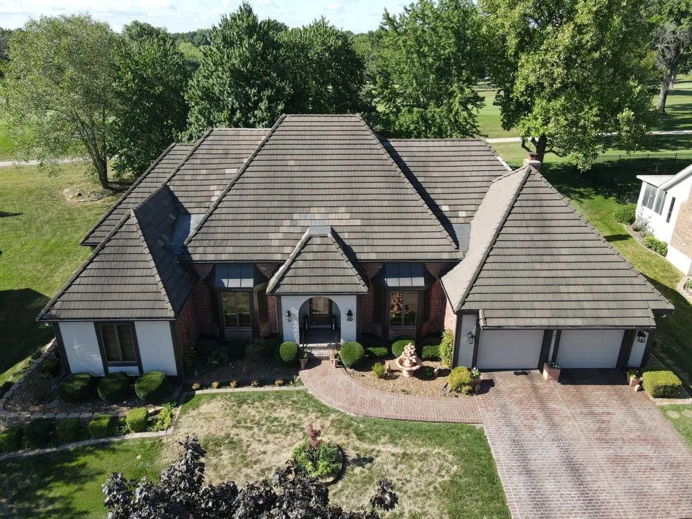 Slide of Mr Telhas Roofing