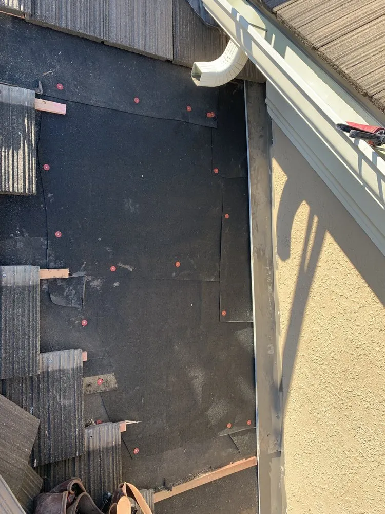 Slide of Mr Telhas Roofing