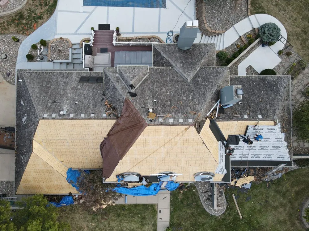 Slide of Mr Telhas Roofing