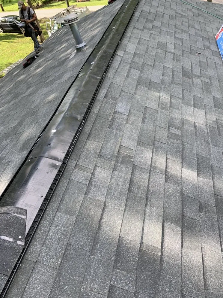 Slide of Márquez Roofing