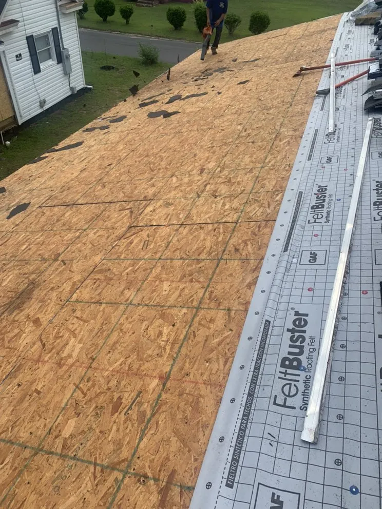 Slide of Márquez Roofing