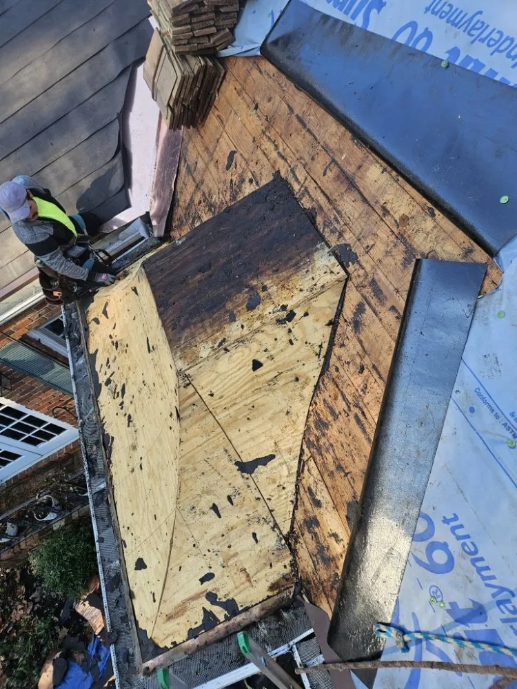 Slide of Máster Roofing