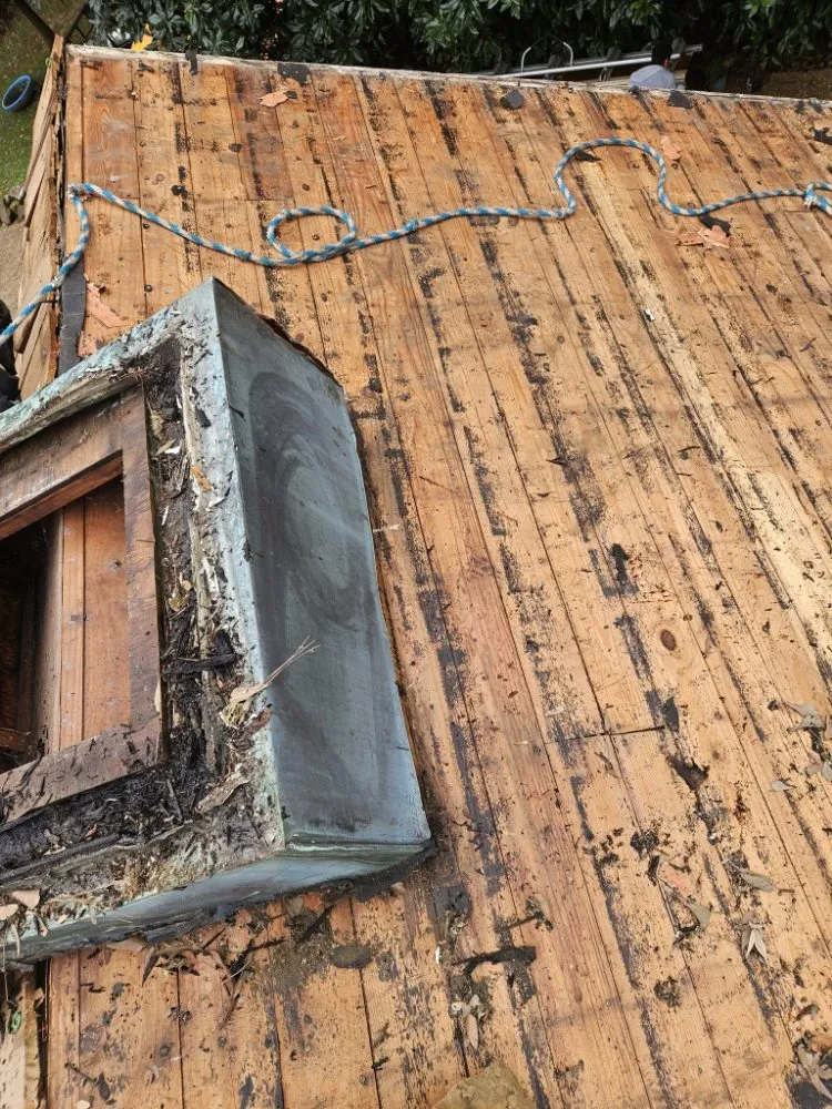 Slide of Máster Roofing