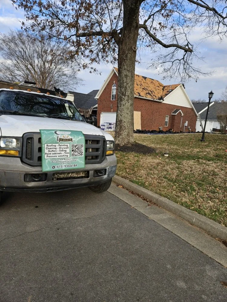 Slide of Máster Roofing