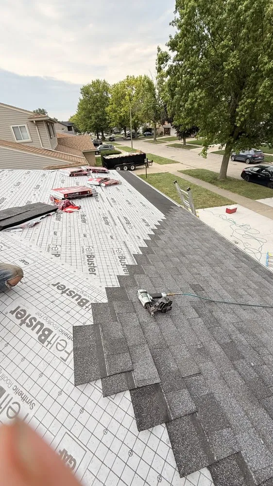 Slide of Máster Roofing More