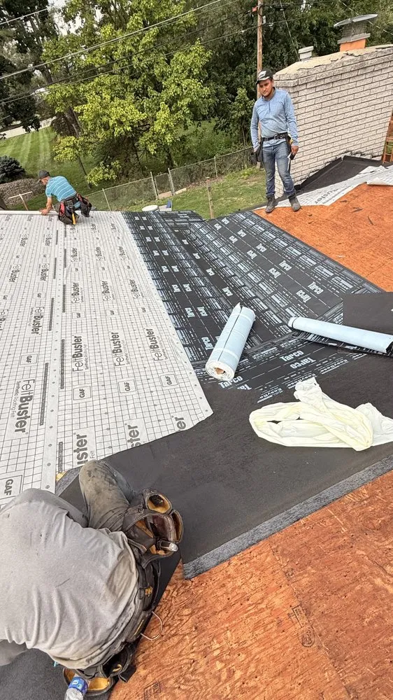 Slide of Máster Roofing More