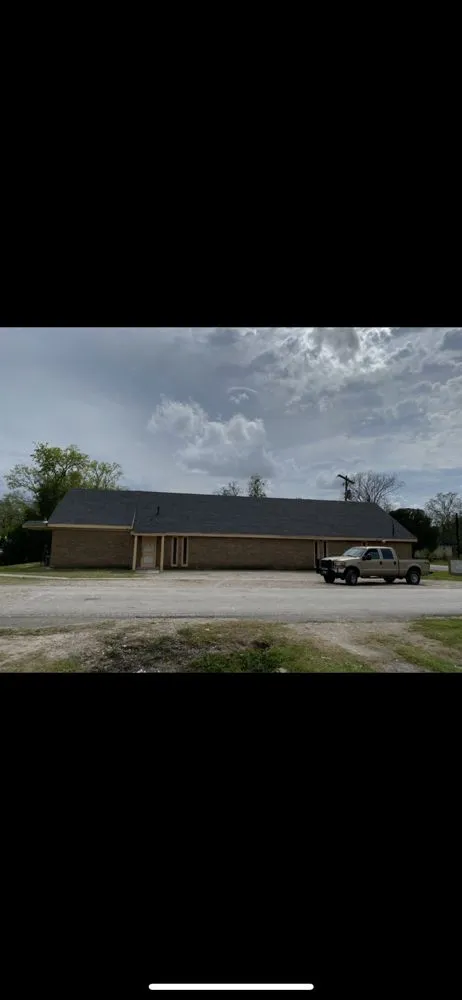 Slide of Nieves Roofing