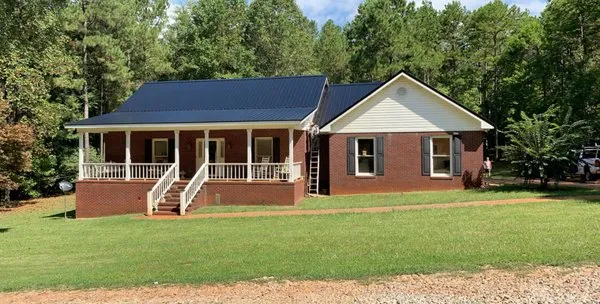 Nutt Roofing & Siding Logo