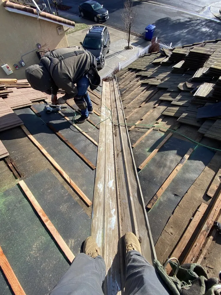 Slide of Octavio Sajuan Roofing