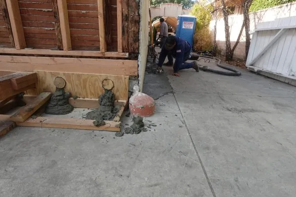 Ontrack Roofing & Construction Logo