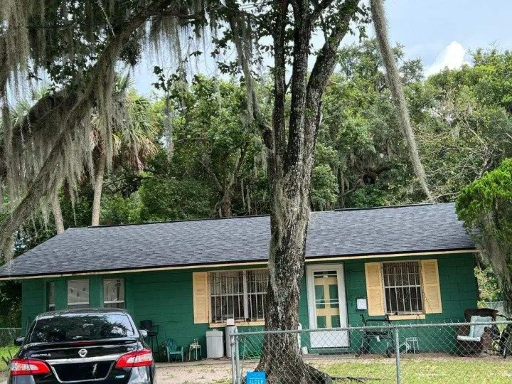 Slide of Parlament Roofing & Construction