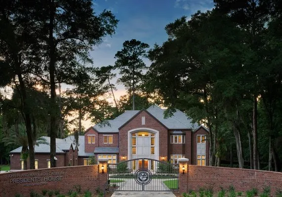 Perry Roofing Contractors Logo