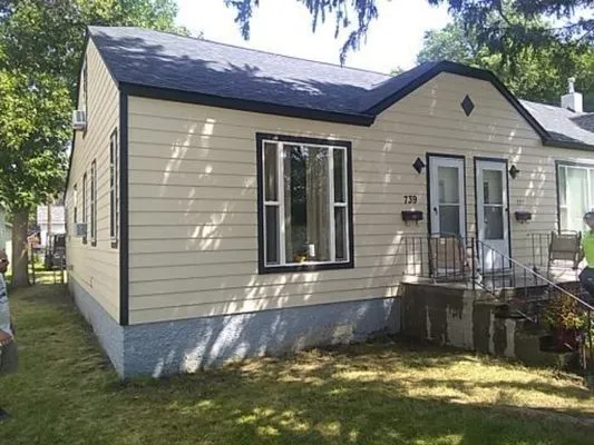 Pro Edge Roofing and Siding Logo