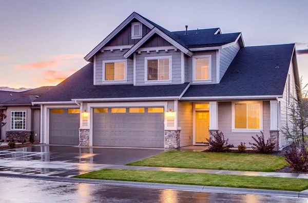 Pronto Roofing And Construction Logo