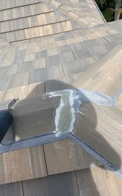 R4 Roofing and Reconstruction Logo