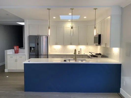 R7 Construction Logo