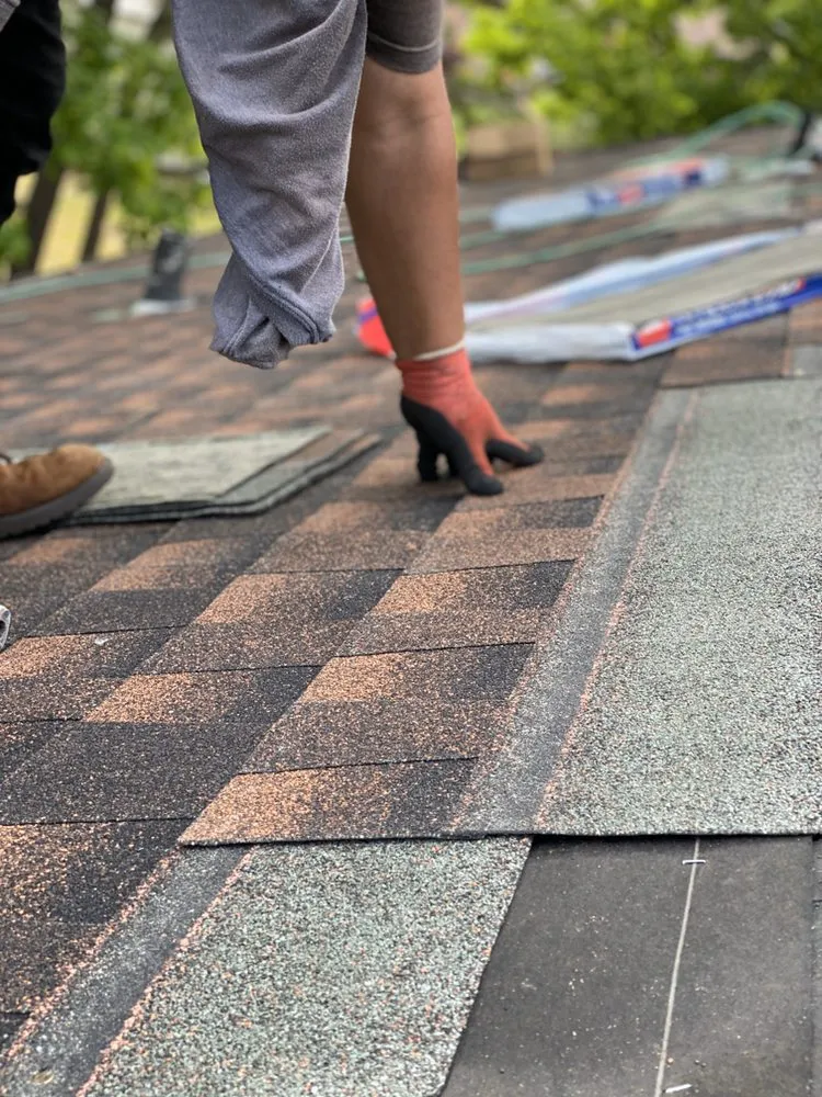 Local shingle roofing service with free inspection in Municipio de Lakewood, NJ by Raven General Contractor