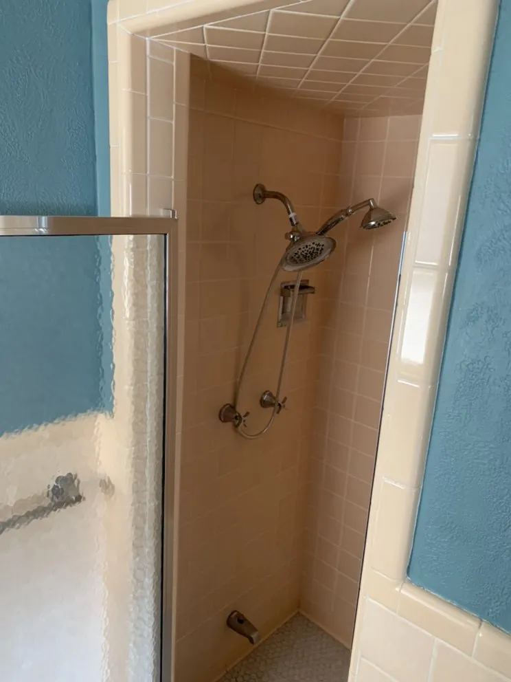 Slide of R&D Roofing and Construction