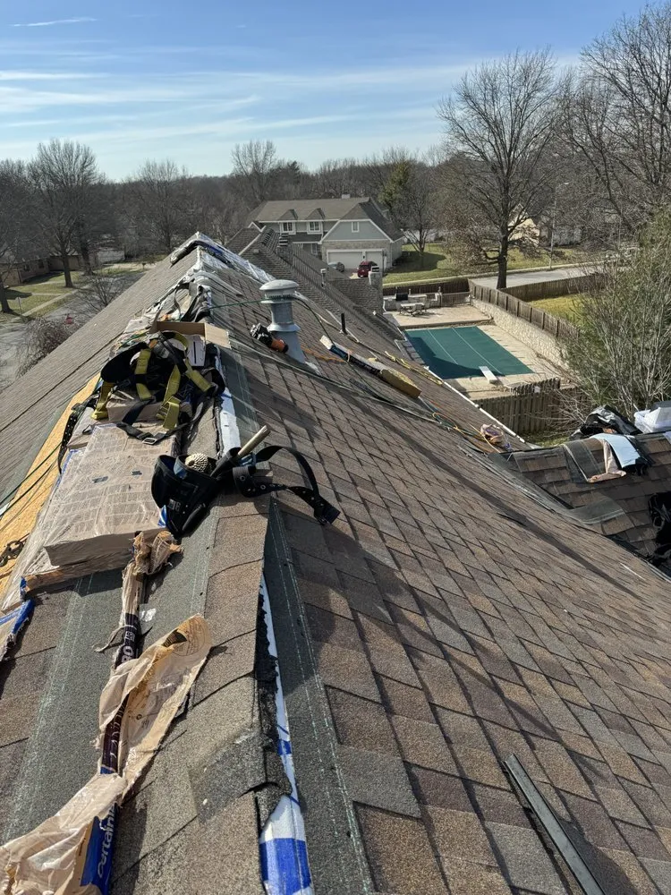 Reliable shingle roofing service experts serving Lee's Summit, MO - Recon Restorations
