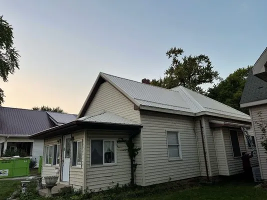 Red Wolf Roofing Logo
