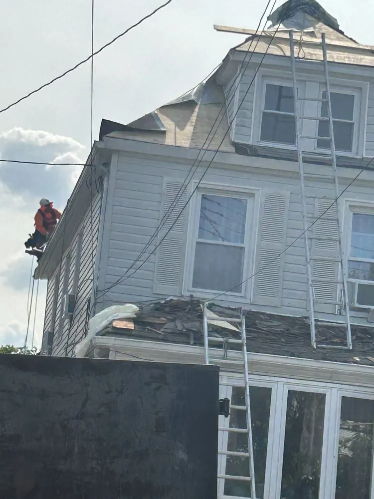 Slide of Reina Del Cisne General Construction