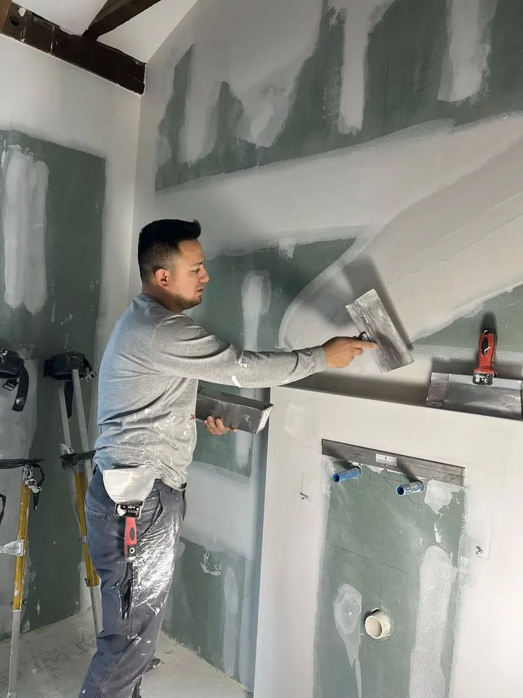 Slide of Reyes Custon Builder