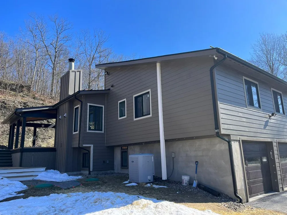 Slide of Reyes Custon Builder