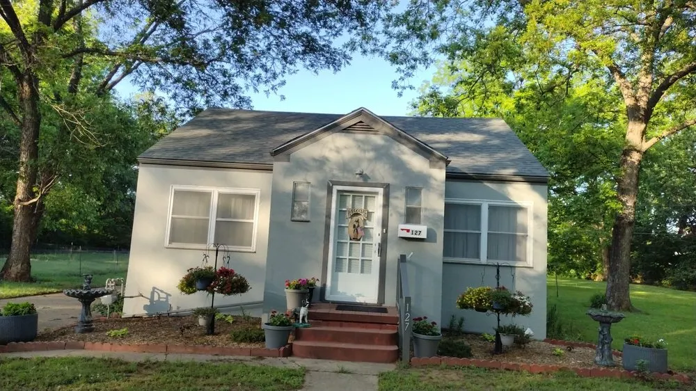 Slide of Rey’s Roofing