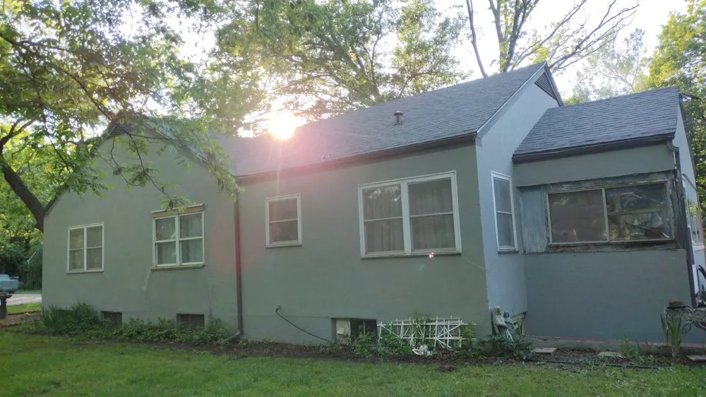 Slide of Rey’s Roofing