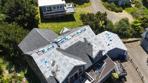 R&H Roofing & Siding Logo