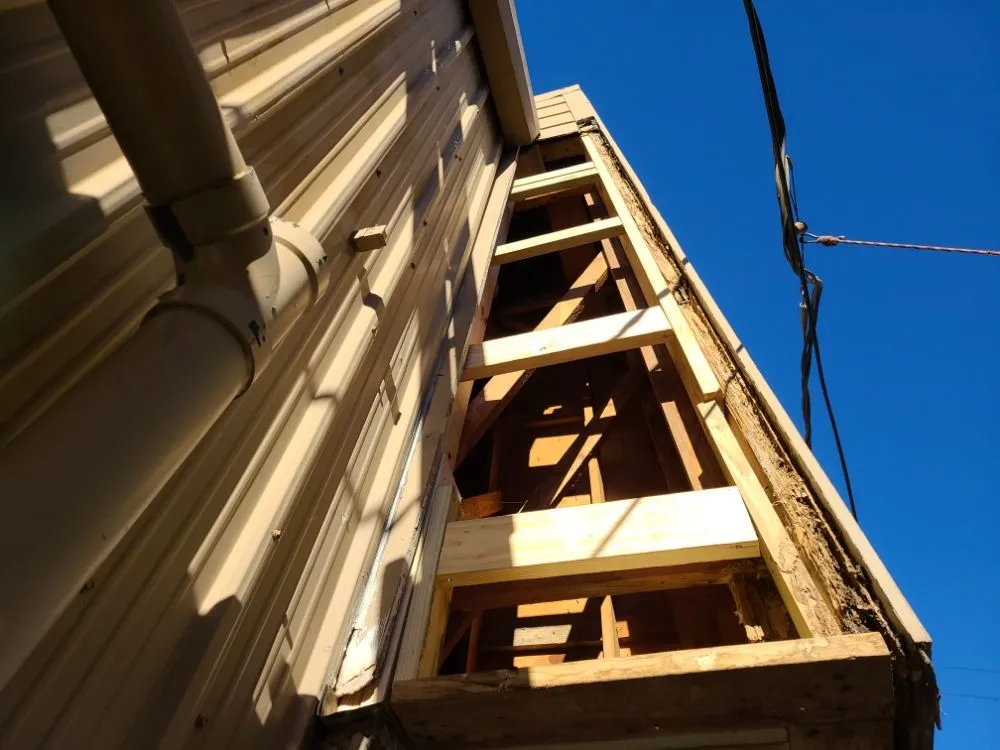 Slide of R.Leons Construction