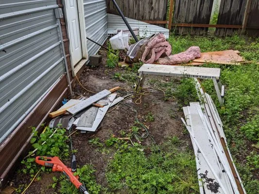 R&M Roofing & Construction Logo