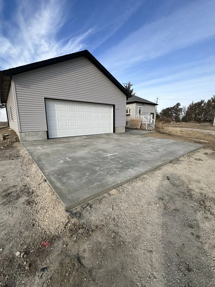 Emergency shingle roofing service in Palmyra, NE - RNT Construction