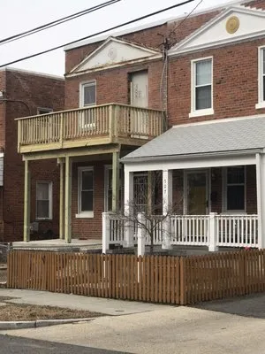 Roberts Expert Roofing & Gutters Logo