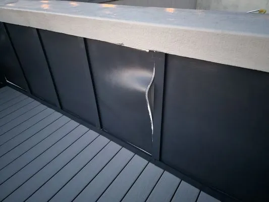 Roberts Roofing & Contracting Logo