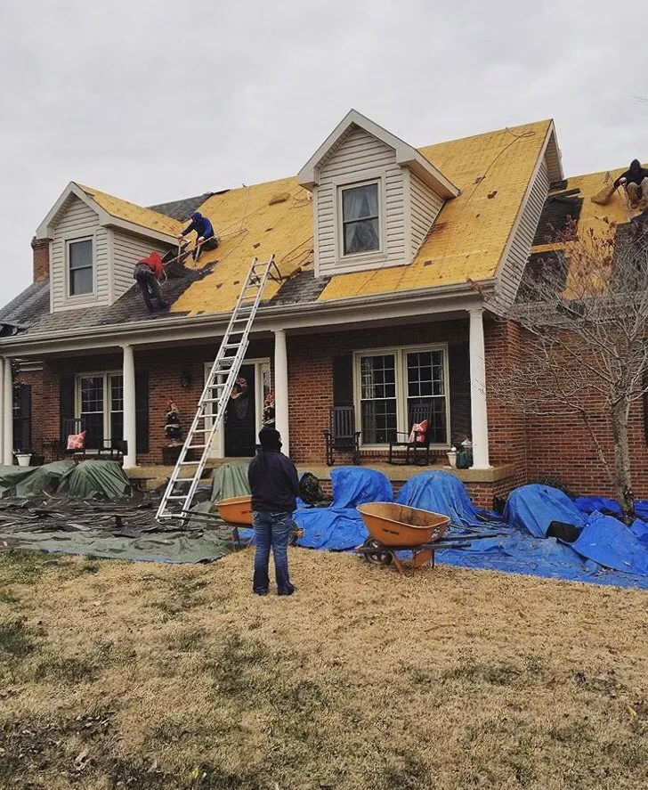 Slide of Roofers In Chicago