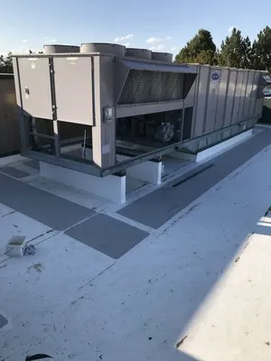 Roofing Hermanos Iraheta Logo