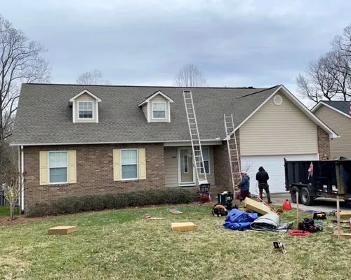 Royalty Roofing Logo