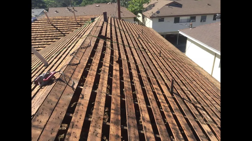 Slide of Ruiz Roofing Construction