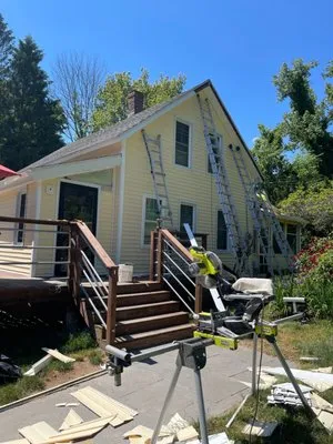 Salina's Roofing Logo