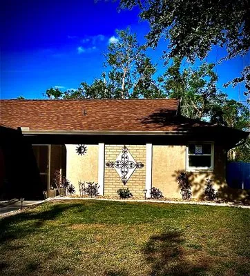 Southeastern Roofing & Construction Logo