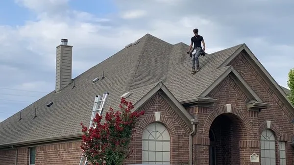 Storms Roofing and Construction Logo